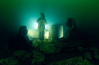 Illustration for article titled See the Submerged Ruins of Cleopatra's Palace in Egypt's Underwater Museum